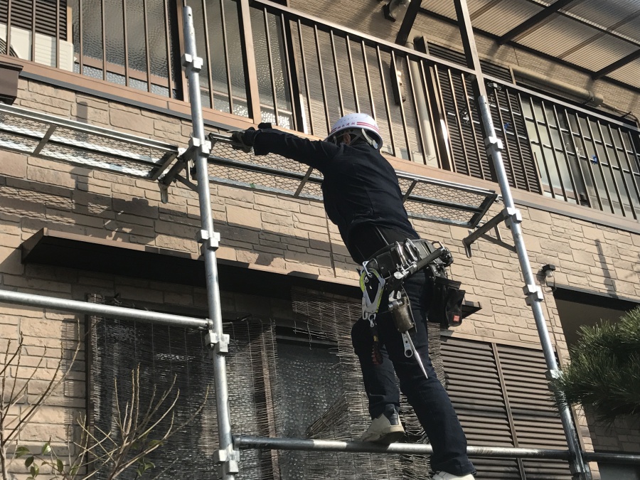 足場を組み立てる職人