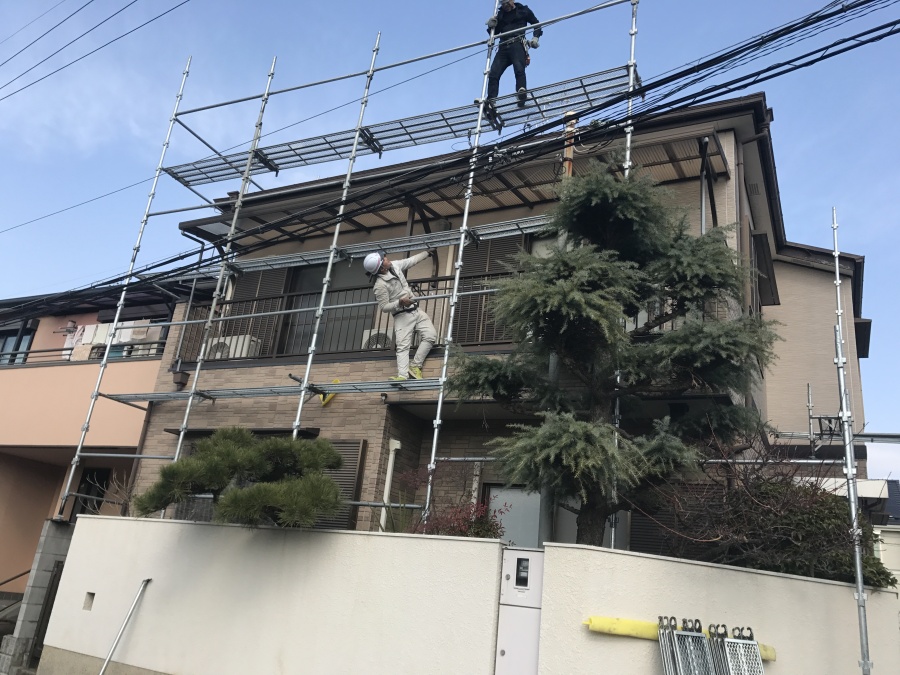 足場を組み立てる職人