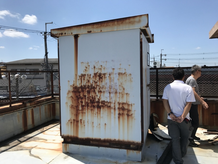 屋上の劣化しサビの出た物置