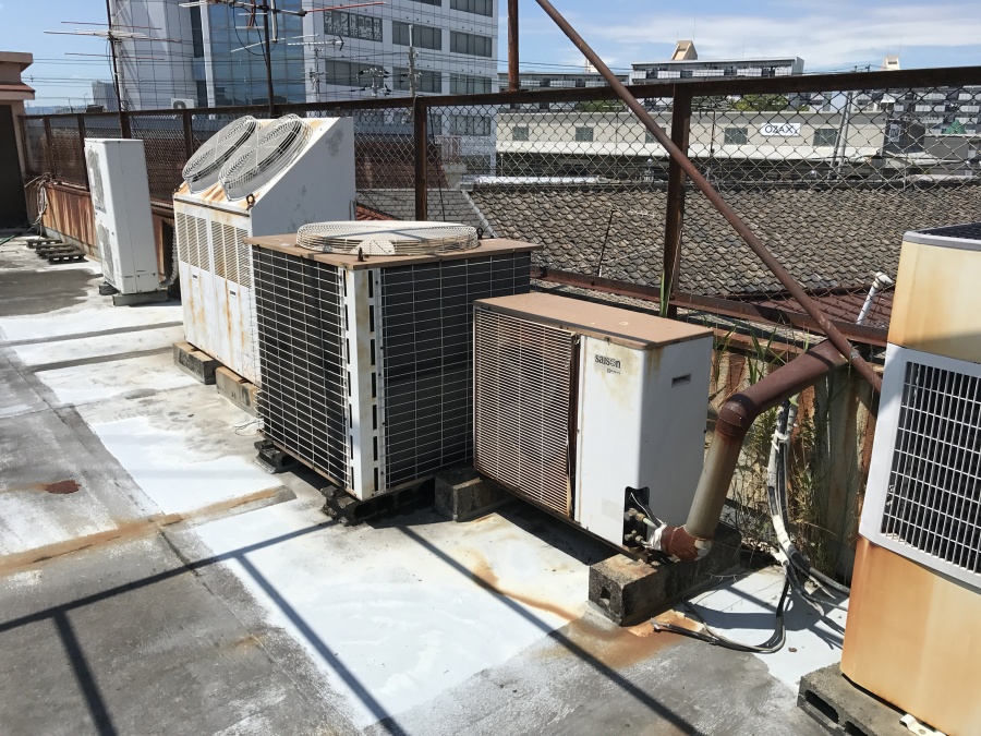 屋上の劣化した室外機
