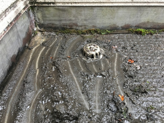 泥が詰まったベランダの排水口