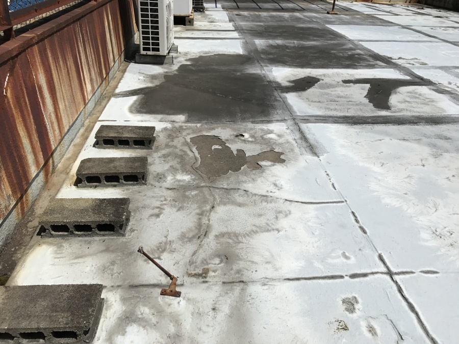 劣化の激しい屋上