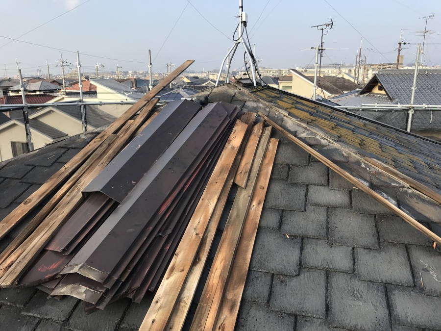 古い棟板金を剥がしたところ