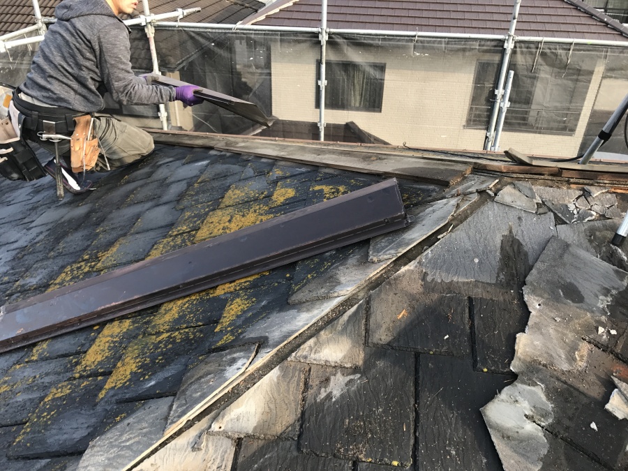 古い棟板金を剥がす