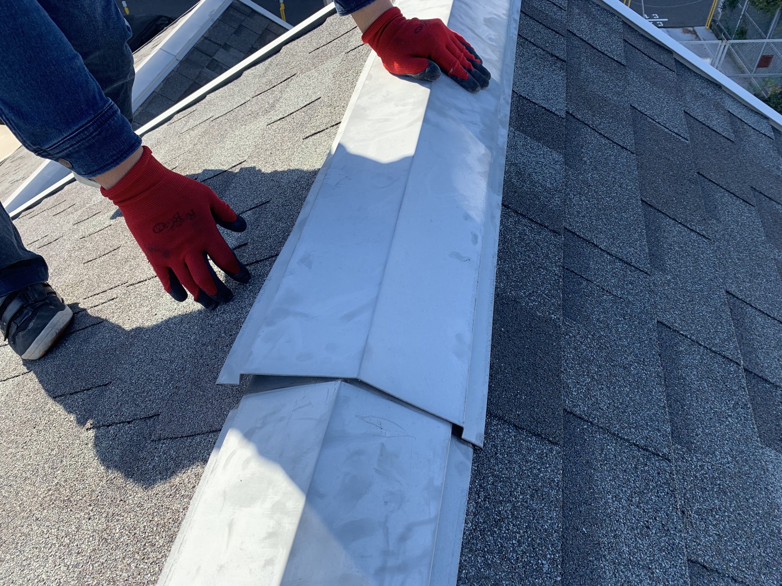 棟板金をはずす