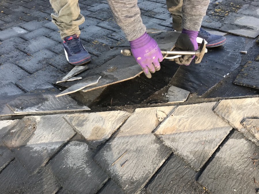 古いスレートを剥がす