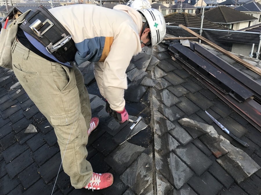 古いスレートを剥がす