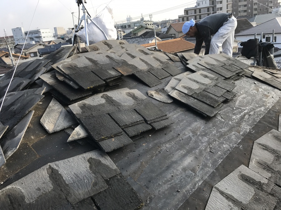 古いスレートを剥がす