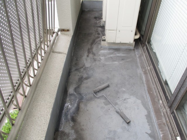 下地処理中のバルコニー
