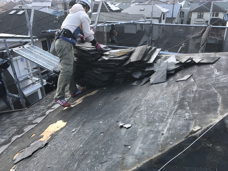 古いスレートを剥がす