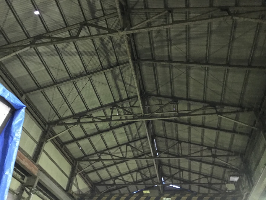 雨漏りする工場内部