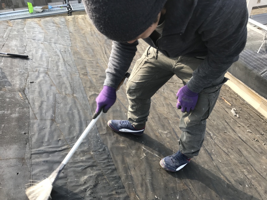 古い屋根材を剥がし掃除