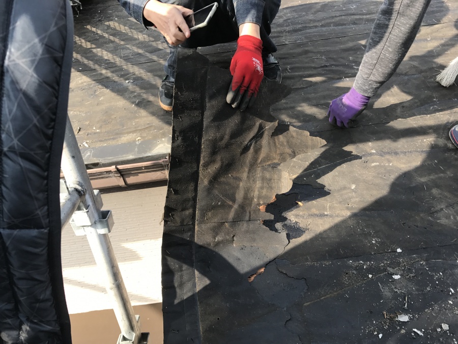 古い屋根材を剥がす