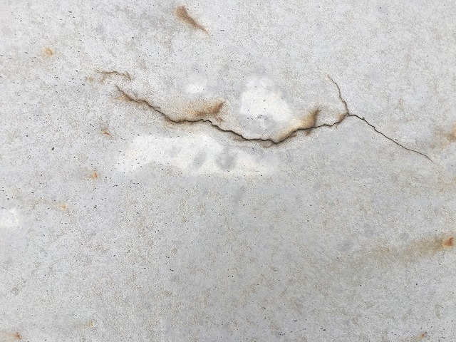 ひび割れた屋上床