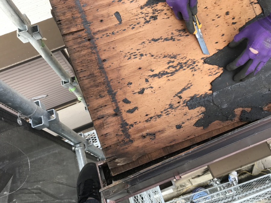 古い屋根材を剥がす