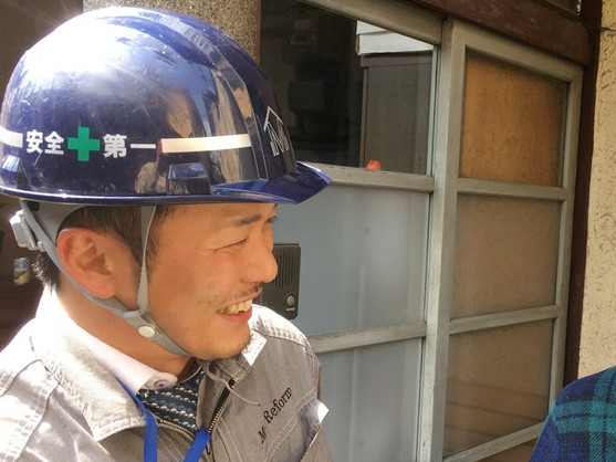 お客様に屋根点検の結果をご説明中