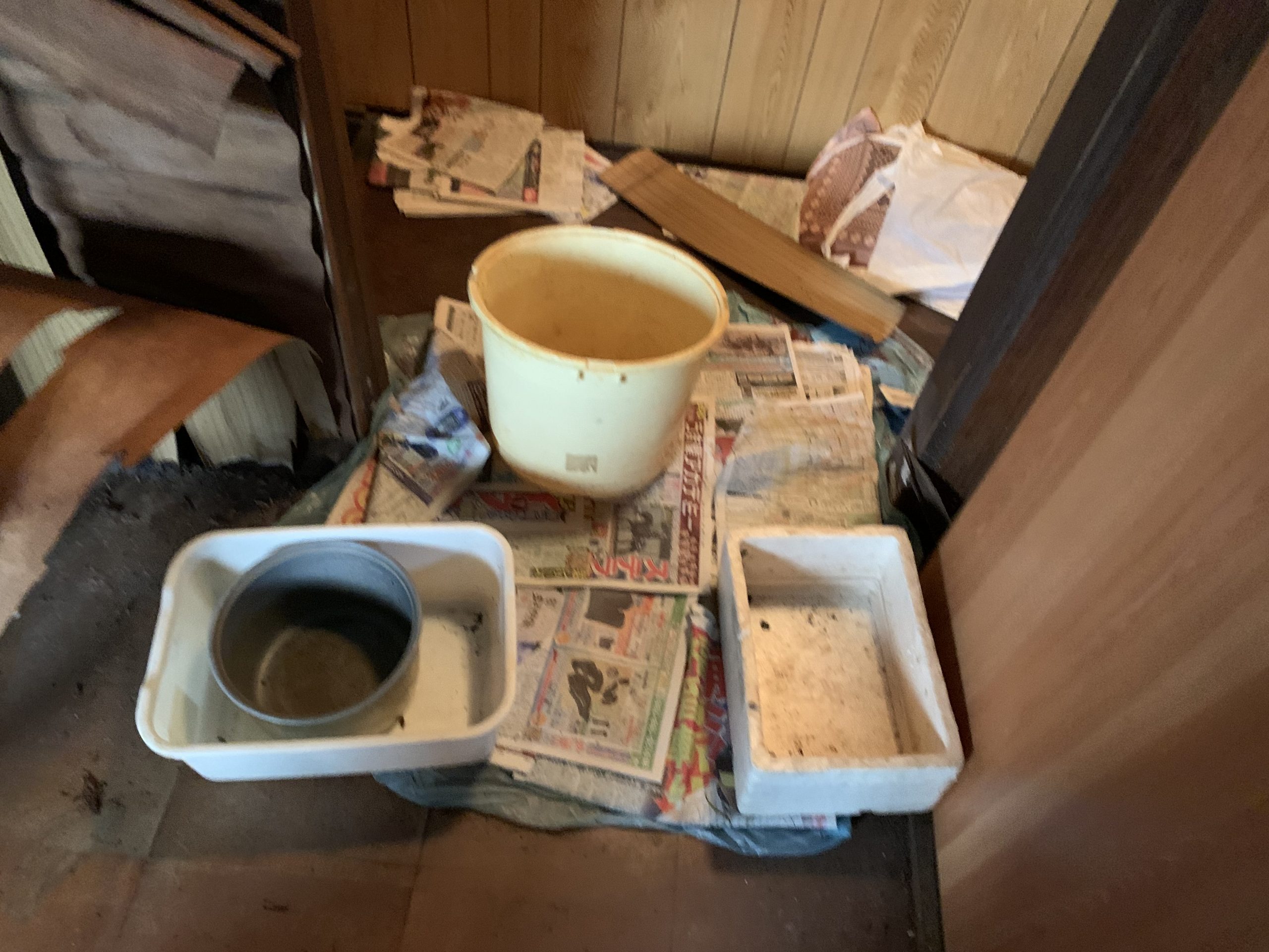 雨漏り応急処置のための新聞紙や容器