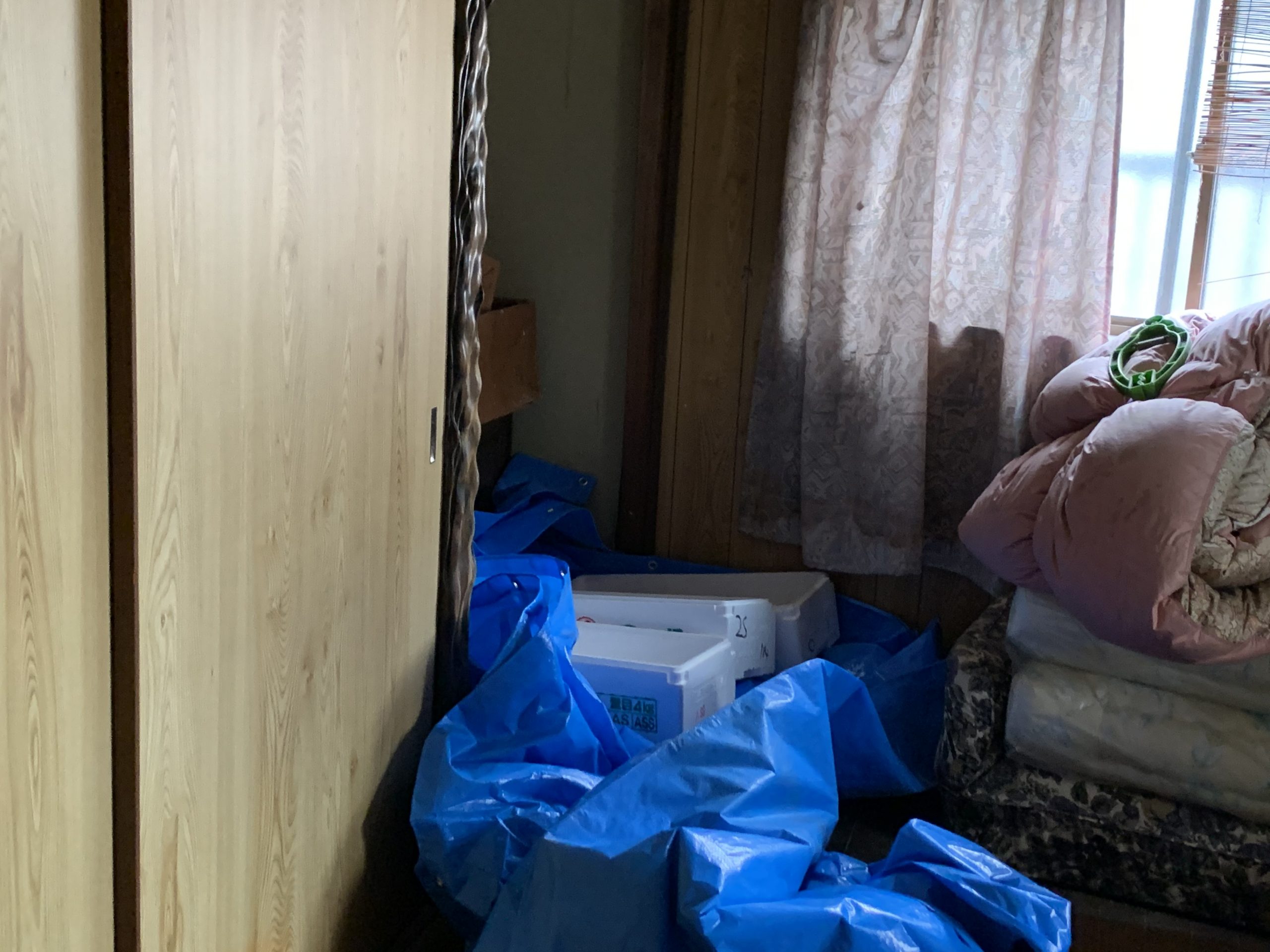 雨漏り応急処置のためのブルーシート