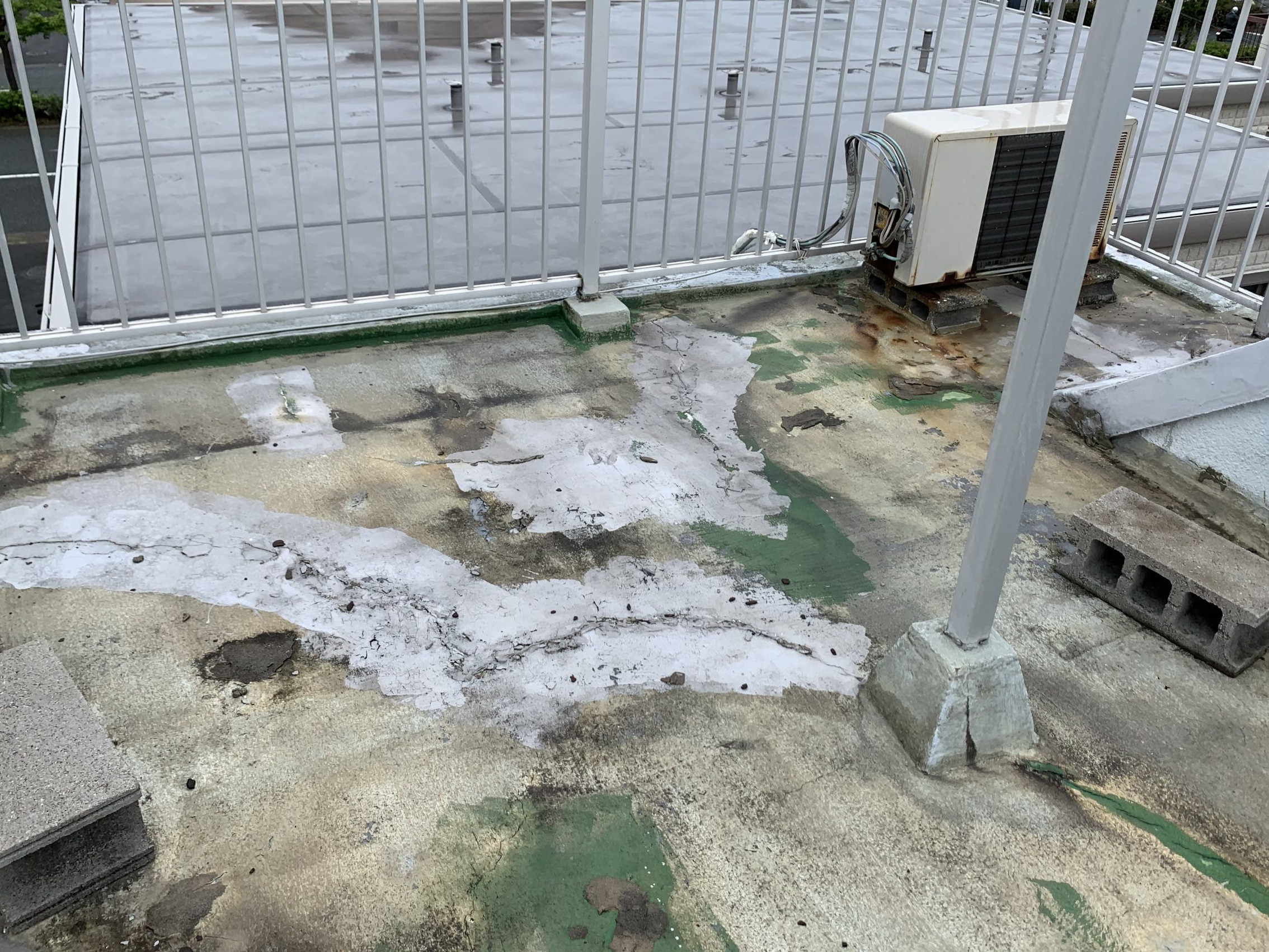 雨漏りを引き起こしている屋上屋根