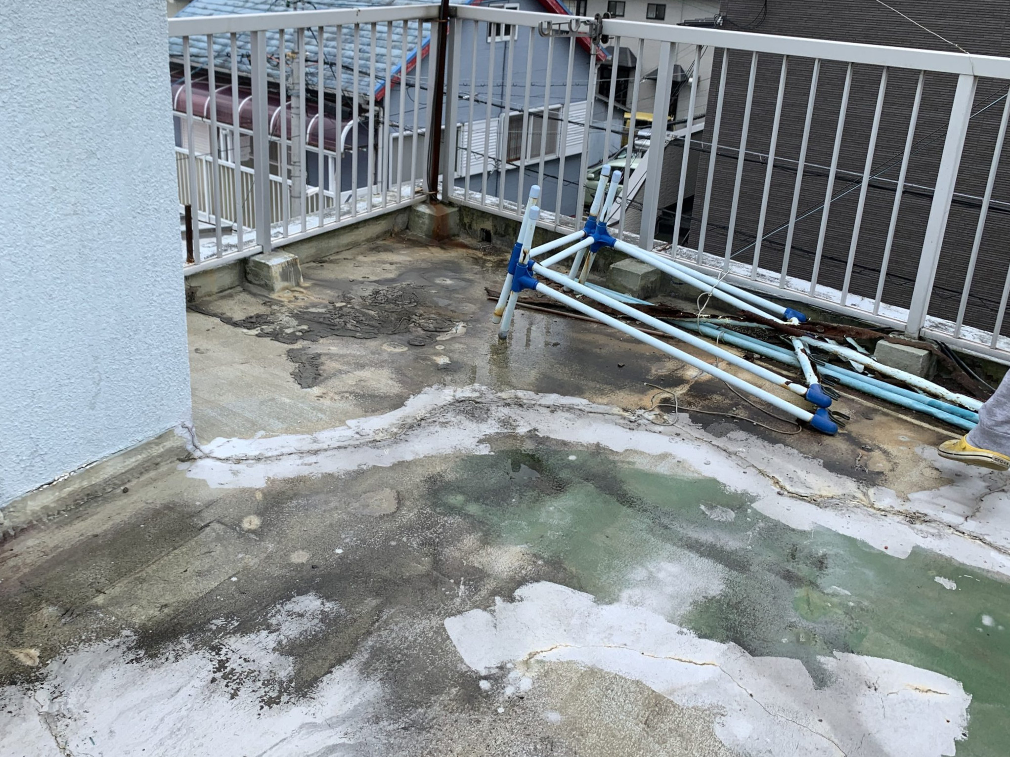 亀裂の入った屋上屋根