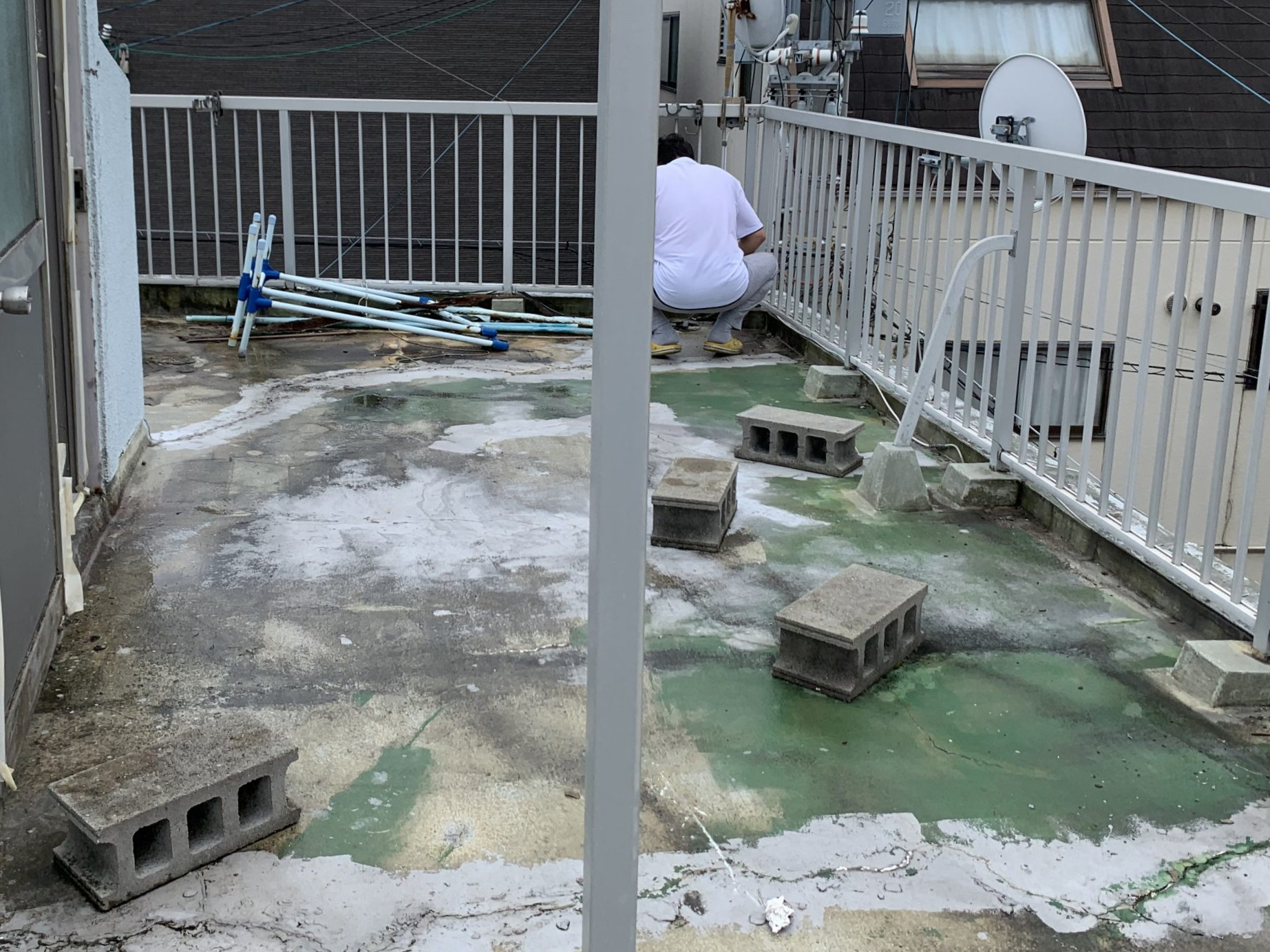 劣化した屋上屋根