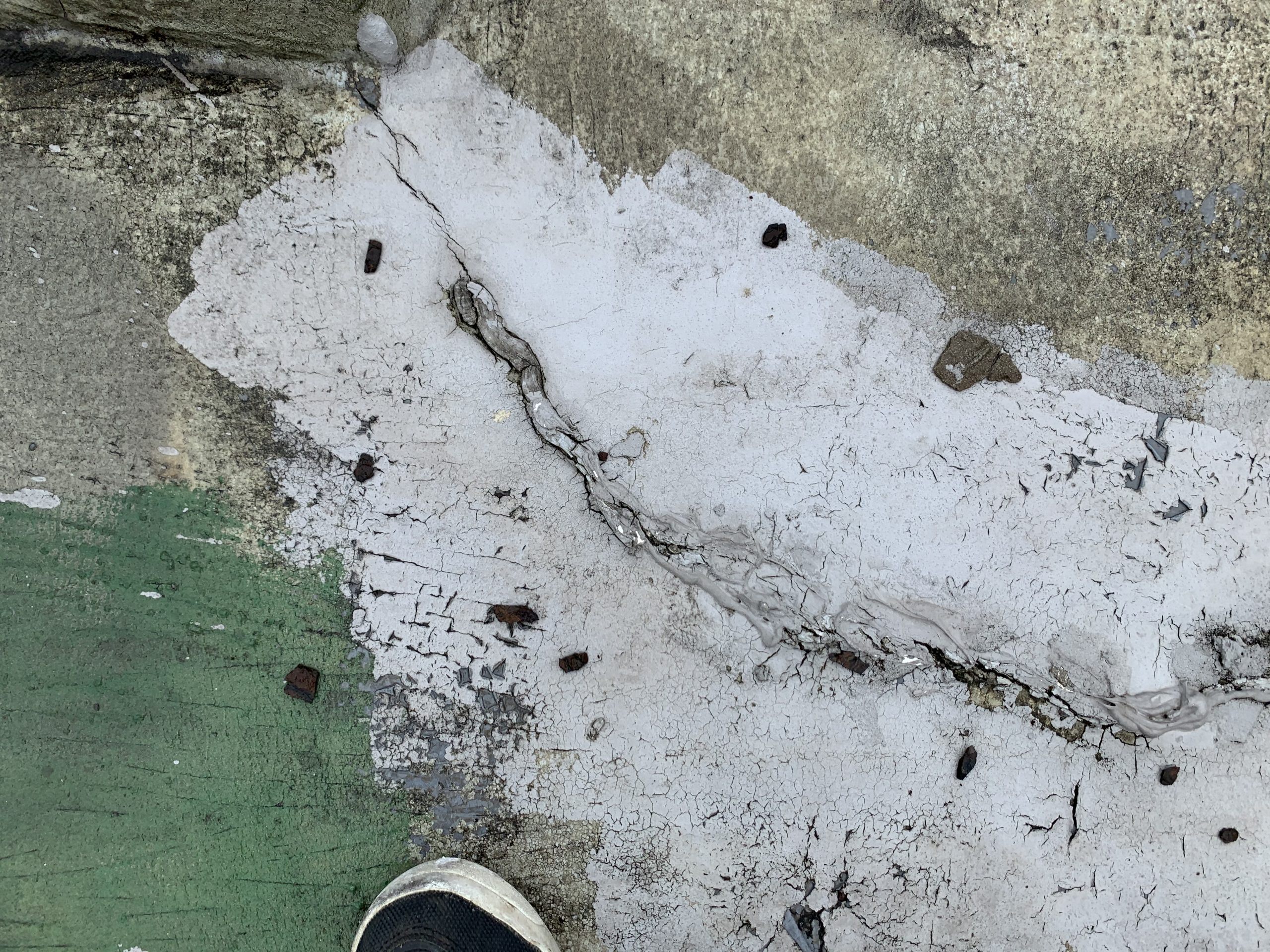 陸屋根の亀裂(補修の形跡)