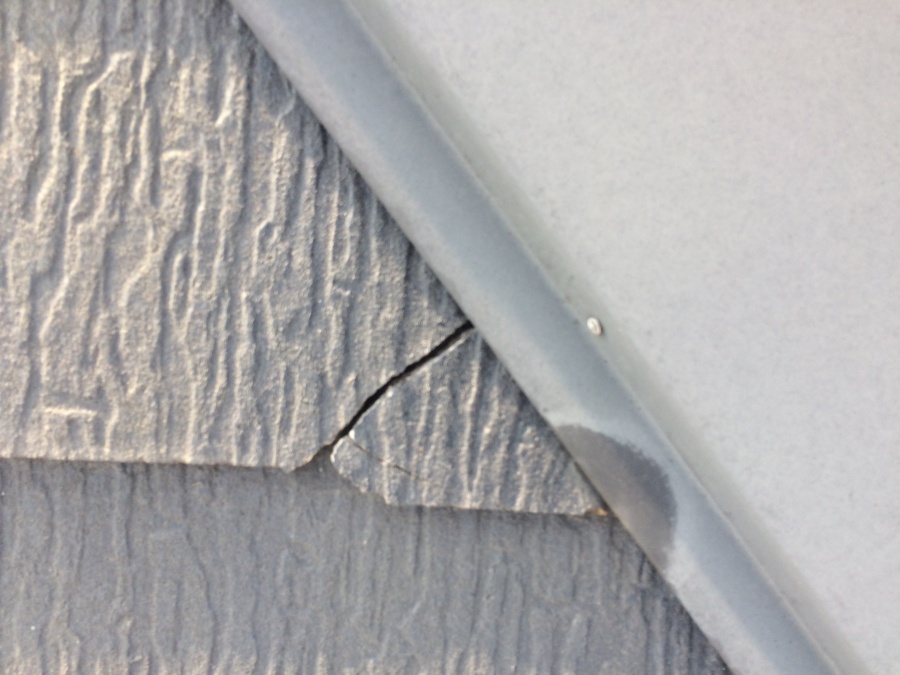 劣化して割れたスレート屋根