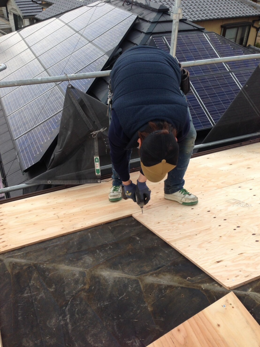 新しい野地板を張る