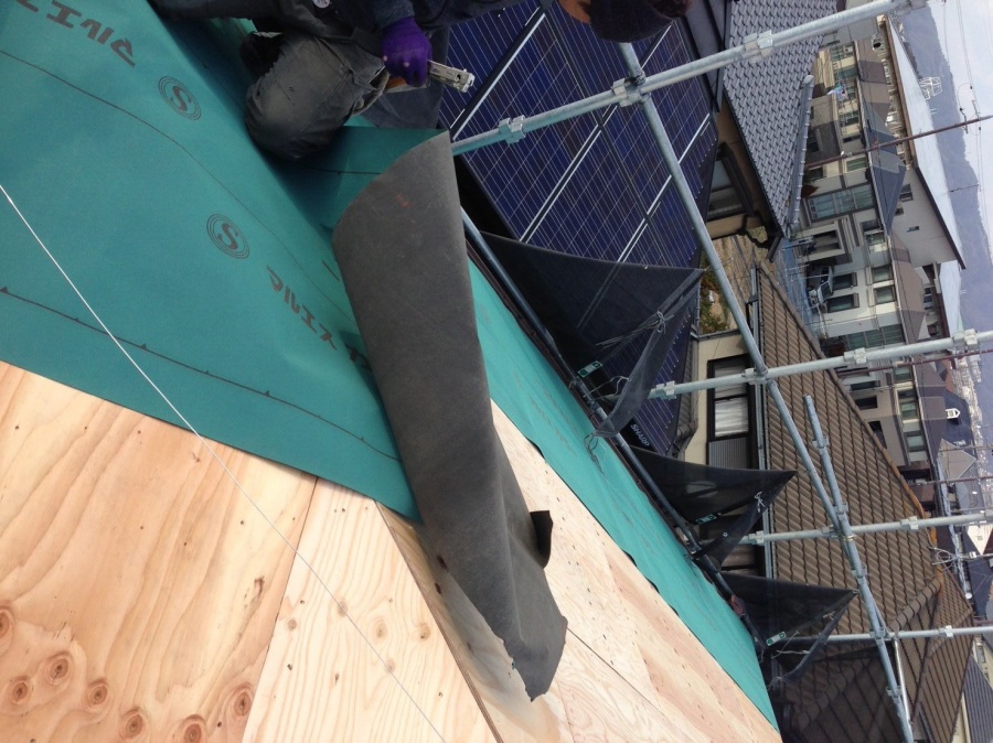 新しい防水シートを張る