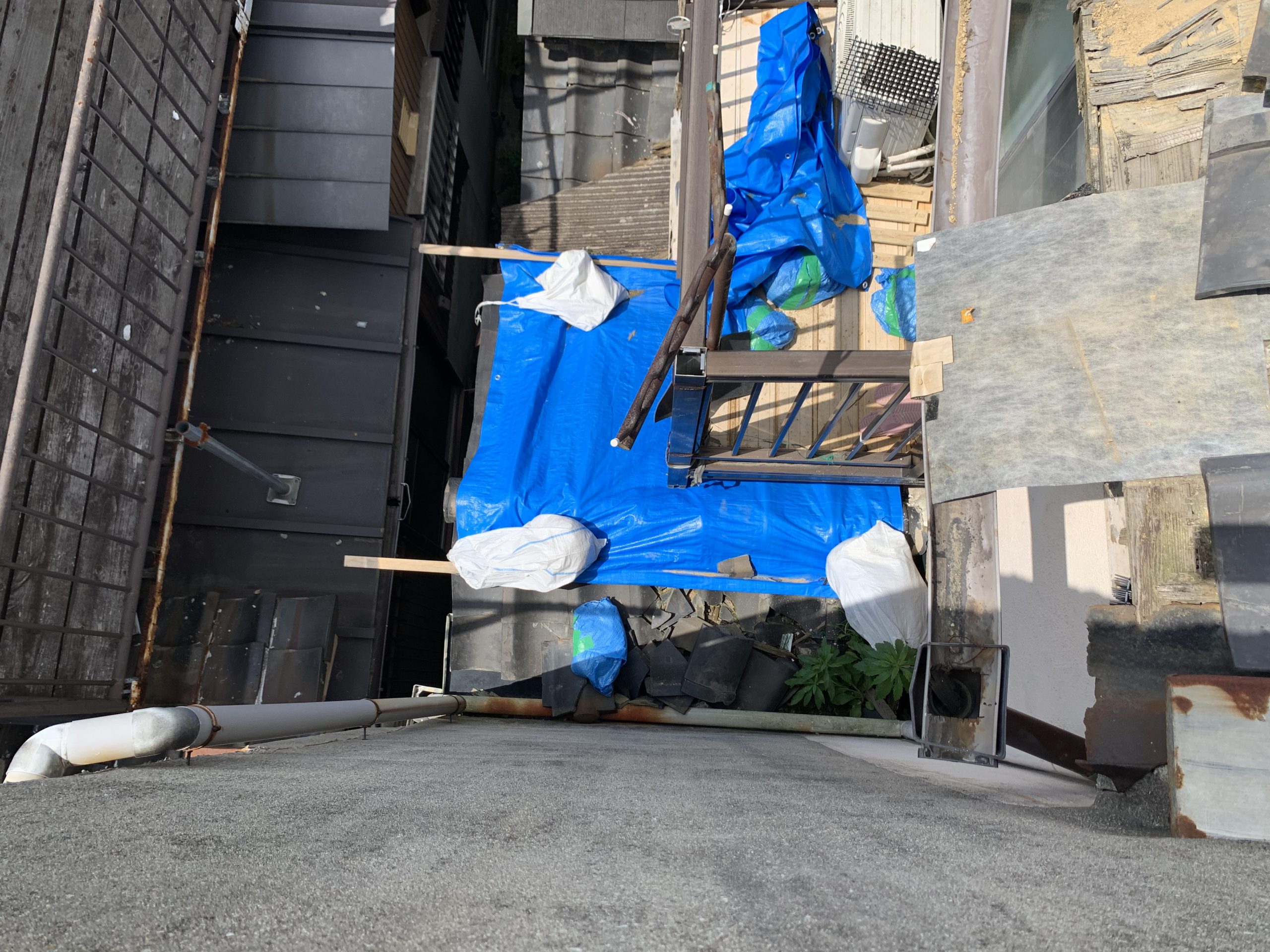 雨漏りを防ぐためのブルーシート