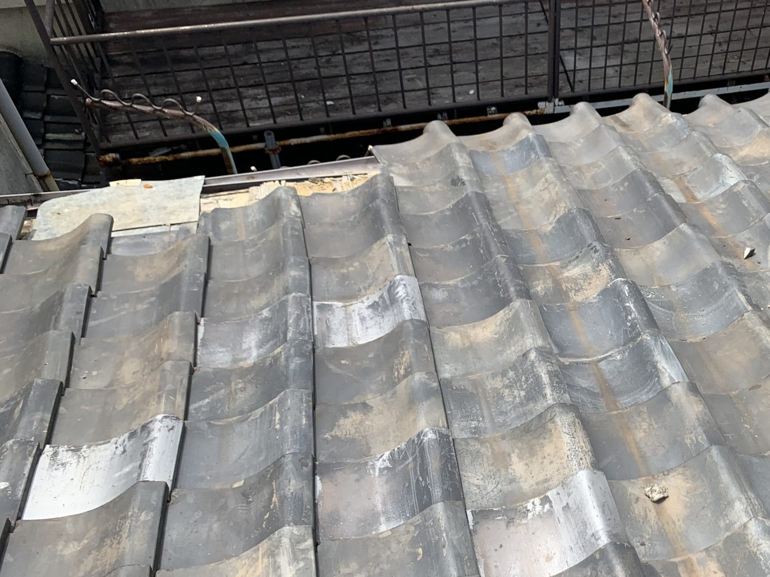 屋根端の瓦が無くなっている