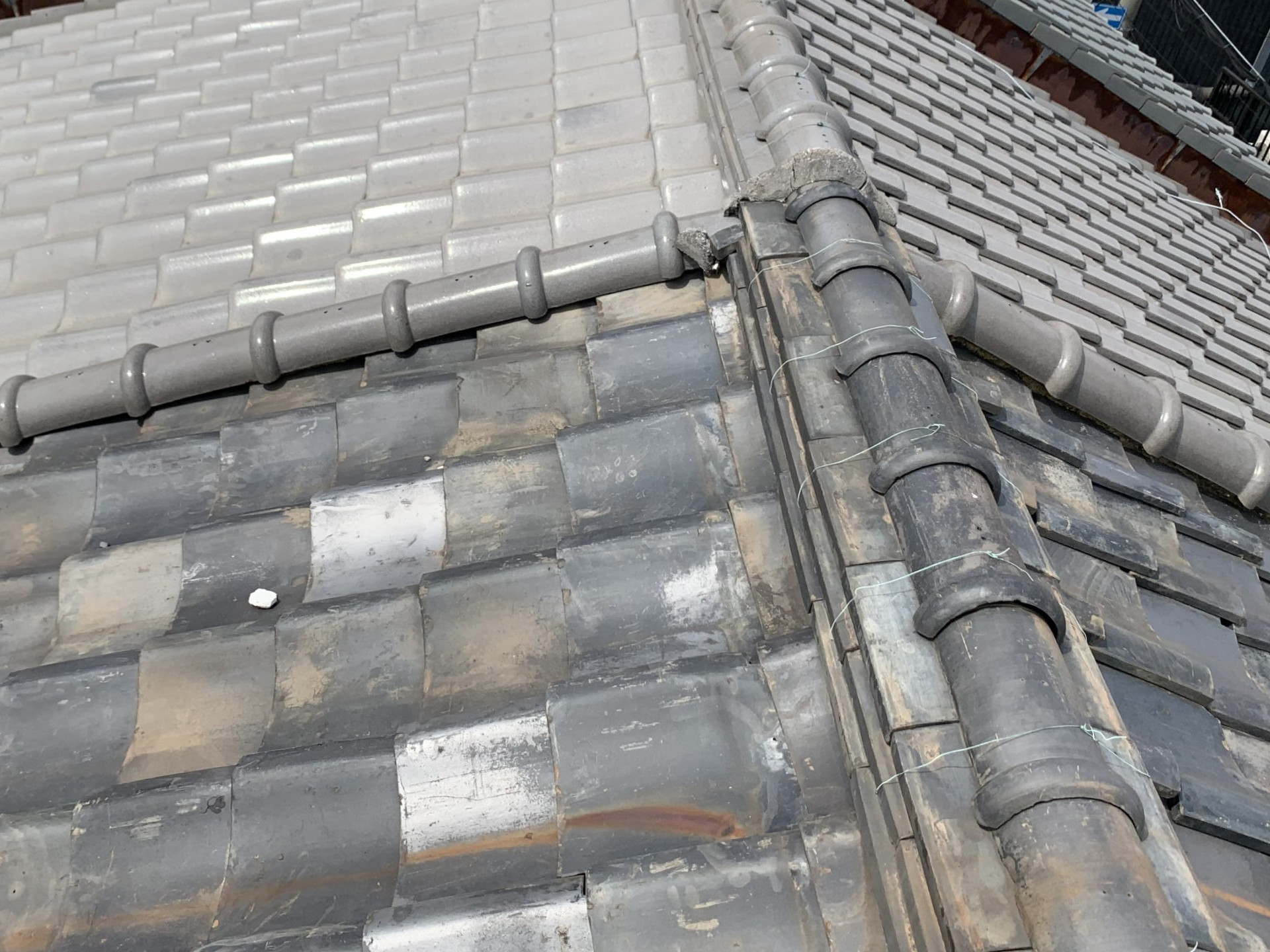 屋根に漆喰の破片が落ちている