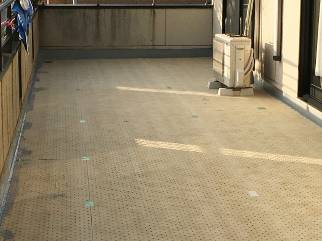通気緩衝シートを敷設したベランダ