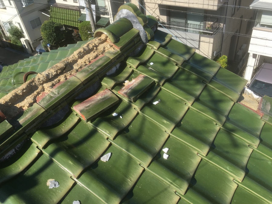 瓦が外れて土がむき出しの棟