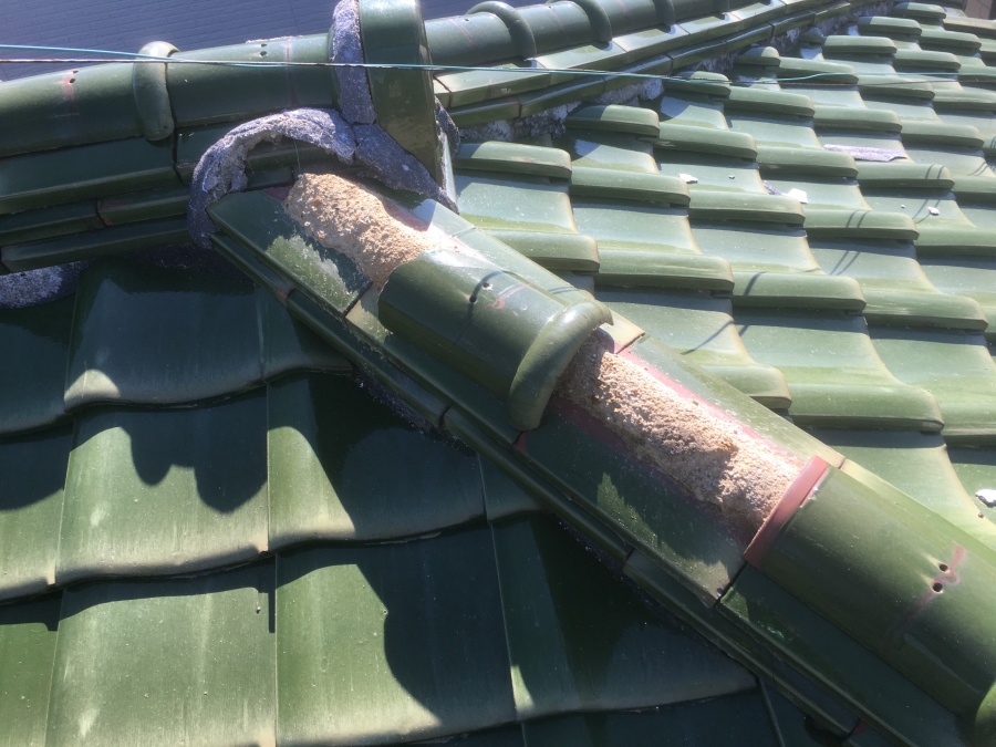 瓦が外れて土がむき出しの棟