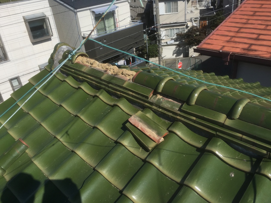 瓦が外れて土がむき出しの大棟