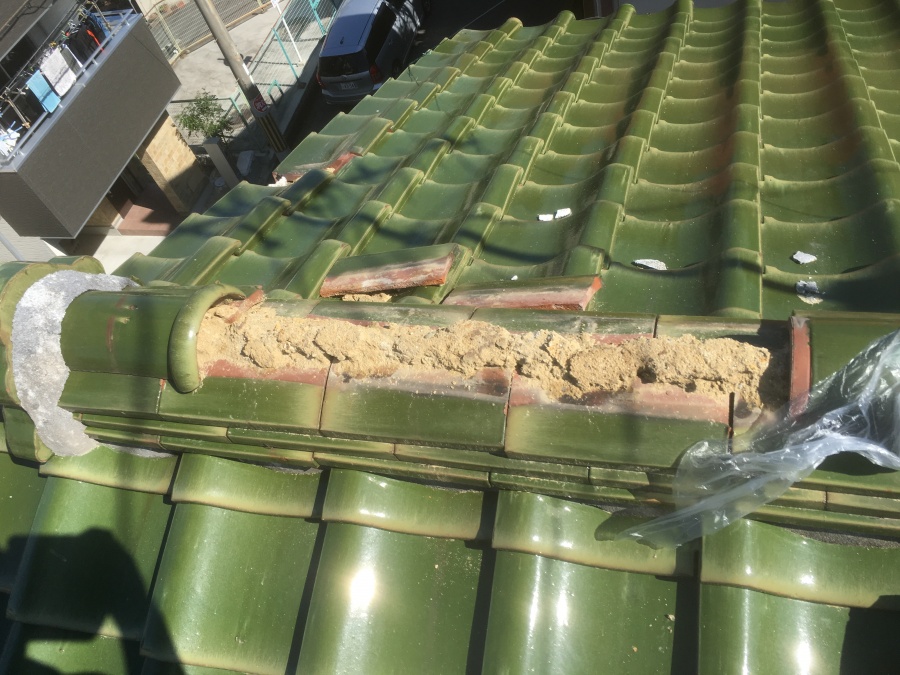 瓦が外れて土がむき出しの大棟