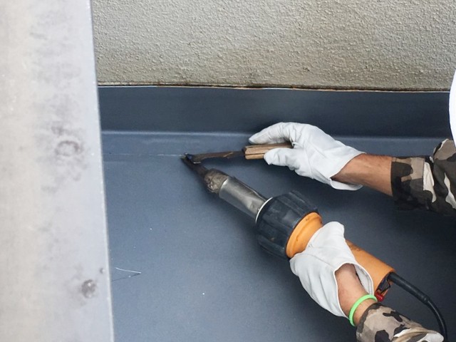 防水シート端部の熱融着中