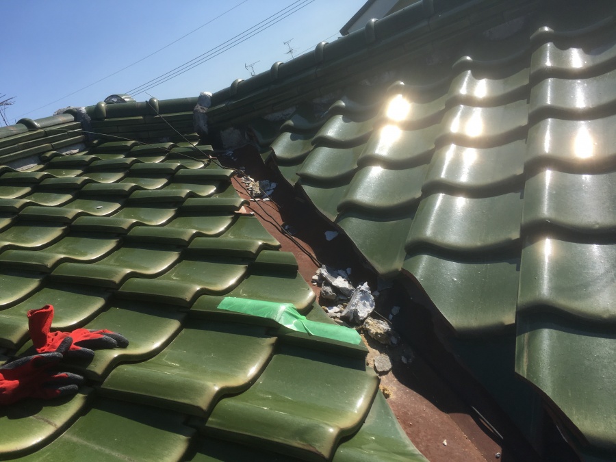 屋根の上の割れた瓦