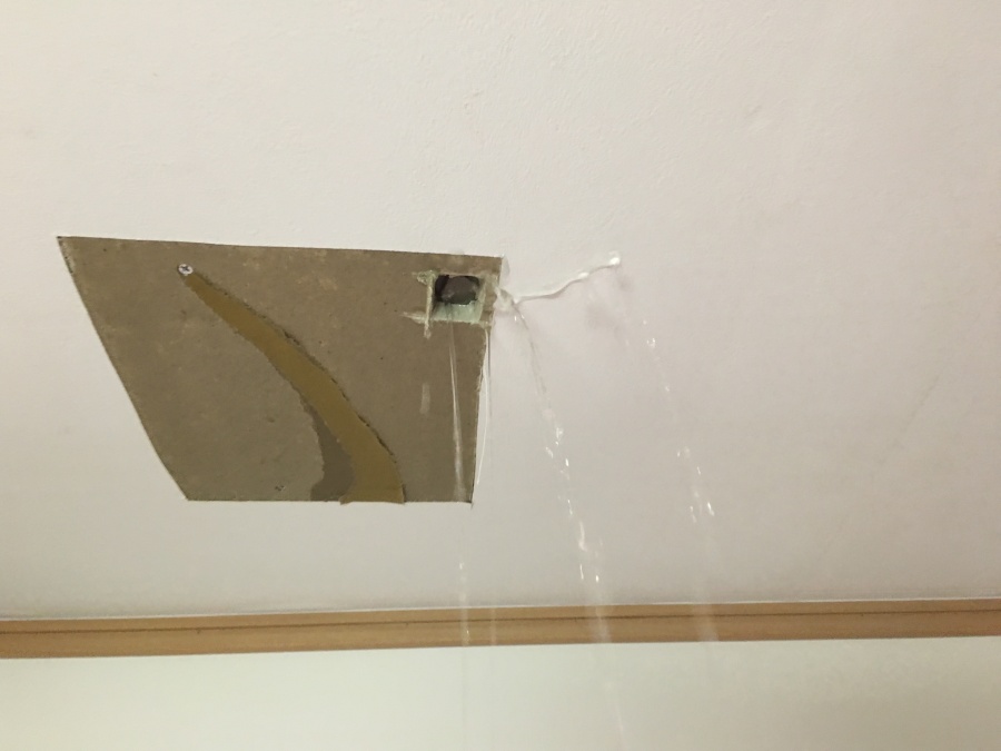 天井から雨水が漏れ落ちているところ