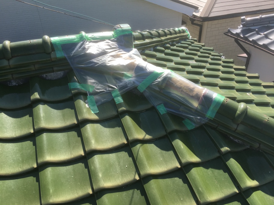 瓦のズレを防止する応急処置のテープとカバー