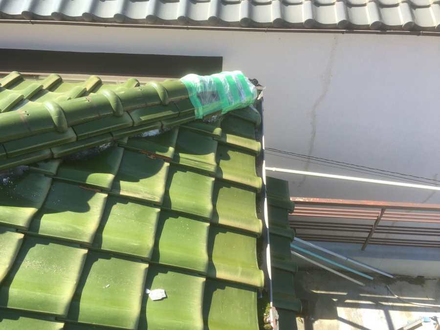 瓦のズレを防止する応急処置のテープとカバー