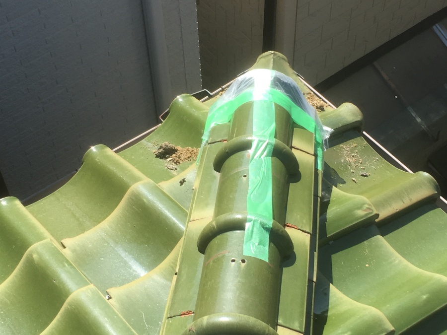 瓦のズレを防止する応急処置のテープとカバー