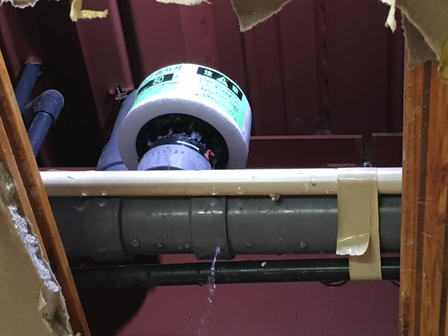 配管から水漏れが発生している様子