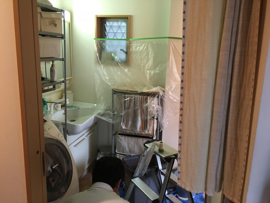 洗面所雨漏り発生のため養生をしてカバーする様子