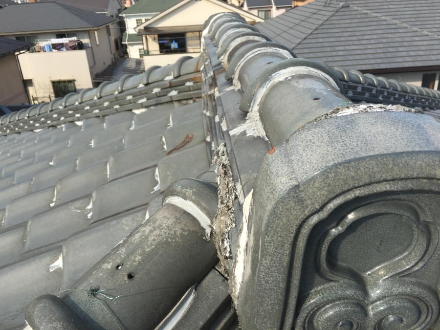 劣化した屋根と漆喰