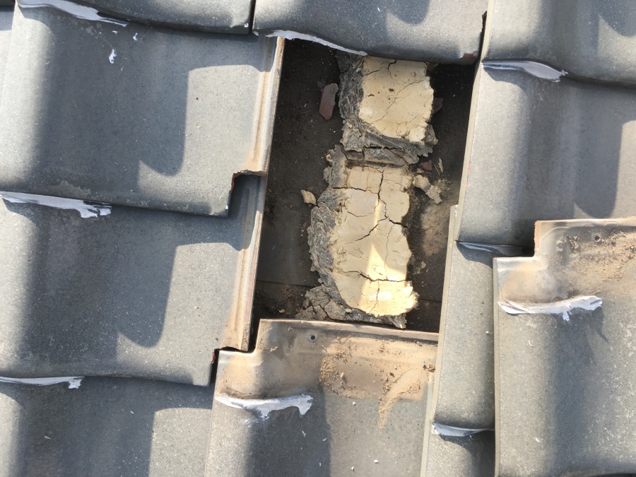 劣化した瓦をめくって調査