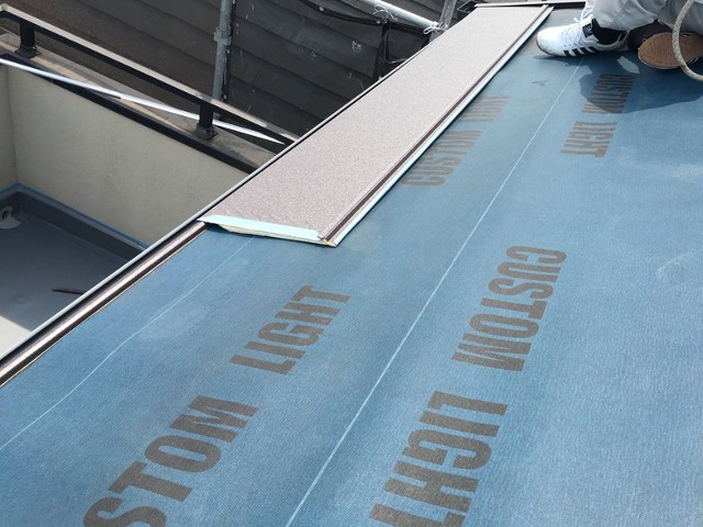 カラーベスト屋根に改質アスファルトルーフィングを敷設