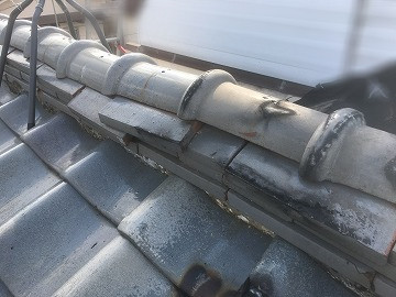 修繕前の歪んだ屋根の棟