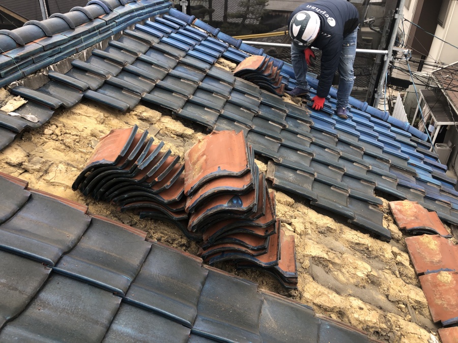 釉薬瓦捲り作業